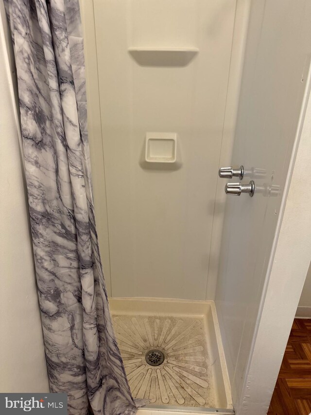 1717 W 4th St, Wilmington, DE 19805 - bathroom featuring curtained shower