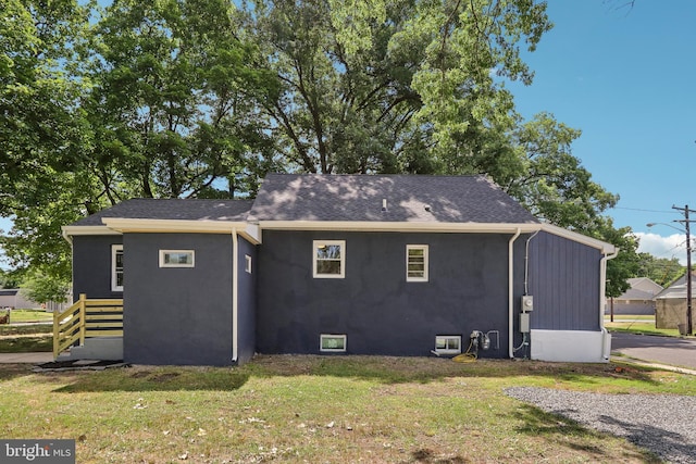 back of house featuring a lawn