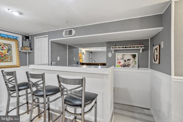 bar featuring a textured ceiling