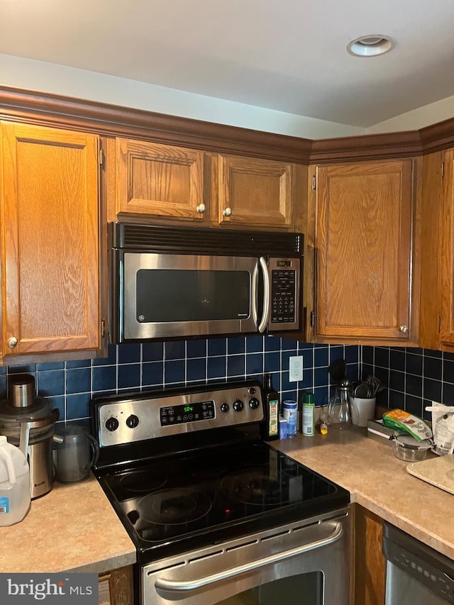 kitchen with decorative backsplash and stainless steel appliances