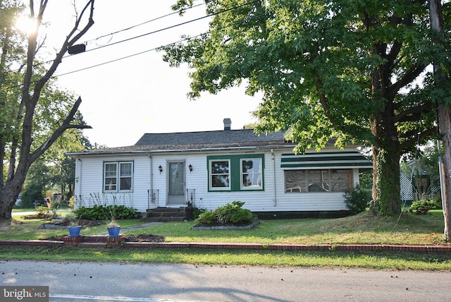 ranch-style house featuring a front yard