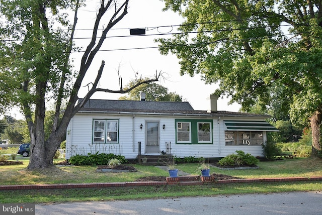 ranch-style home featuring a front lawn