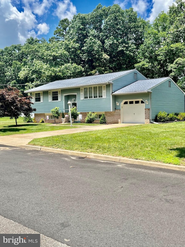 view of front of property featuring a front lawn and a garage