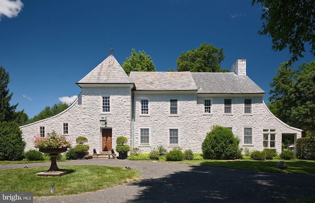 view of front of home featuring a front lawn