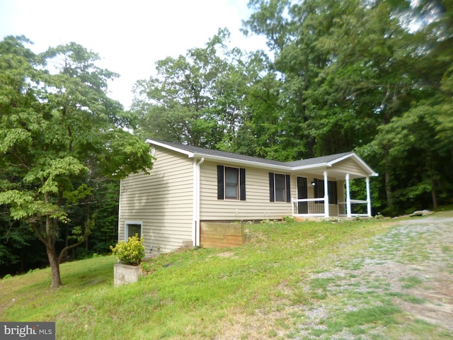 view of front of house with covered porch and a front lawn