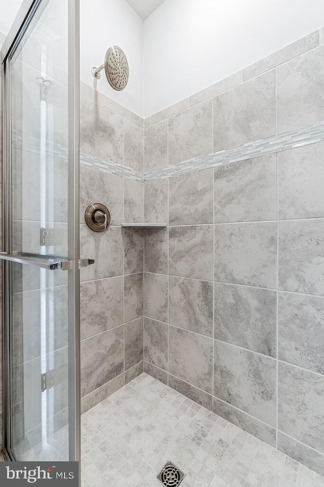 bathroom featuring tiled shower