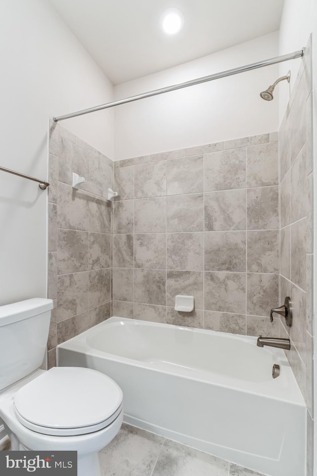 bathroom with tiled shower / bath and toilet