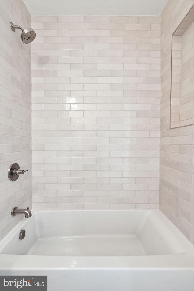 bathroom featuring tiled shower / bath