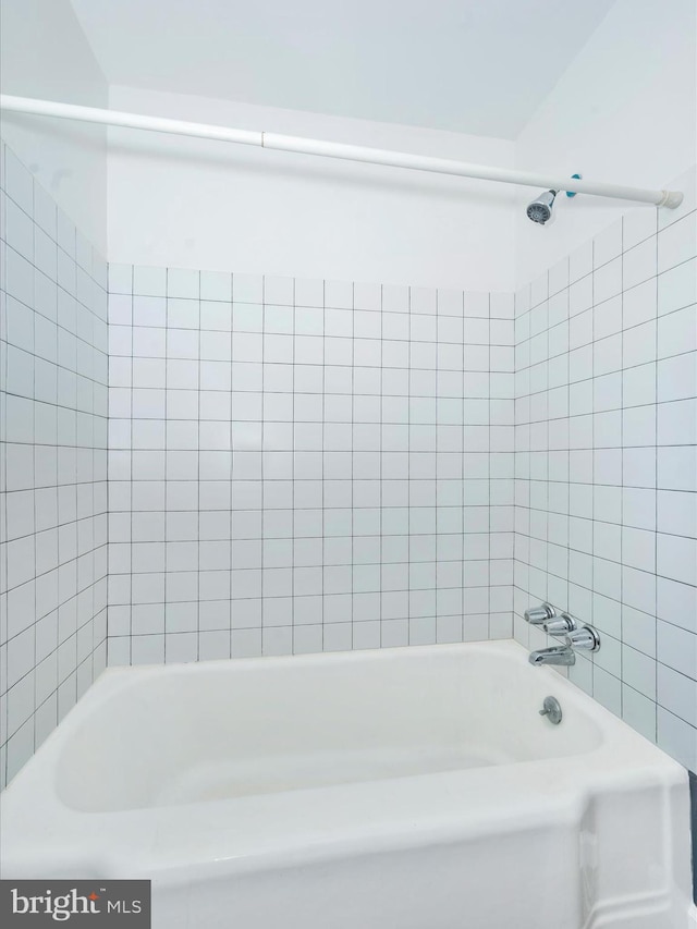 bathroom featuring tiled shower / bath combo