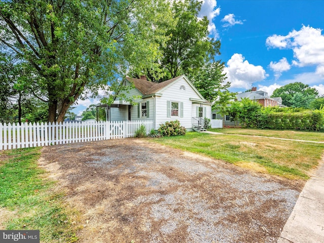 view of front of home featuring a front lawn