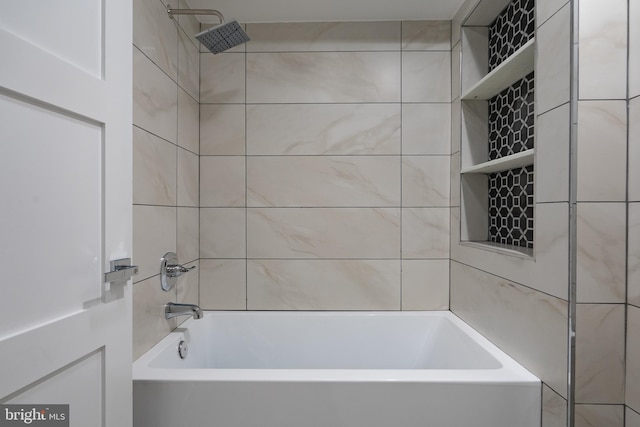 bathroom with tiled shower / bath