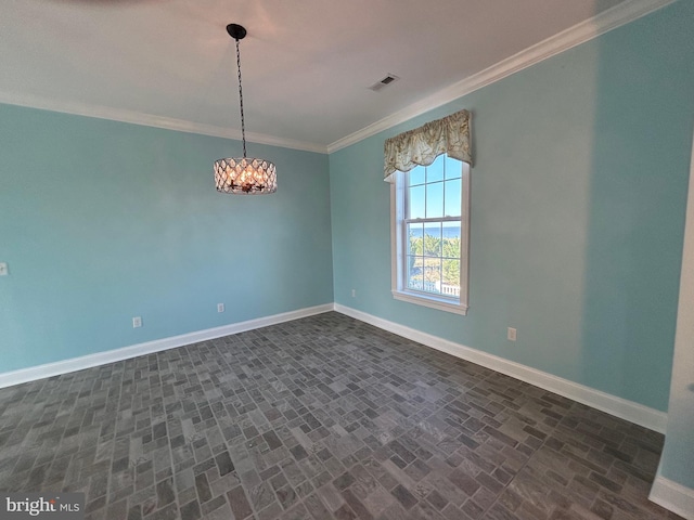 empty room with crown molding and an inviting chandelier