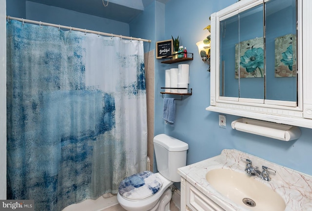 bathroom featuring a shower with curtain, vanity, and toilet