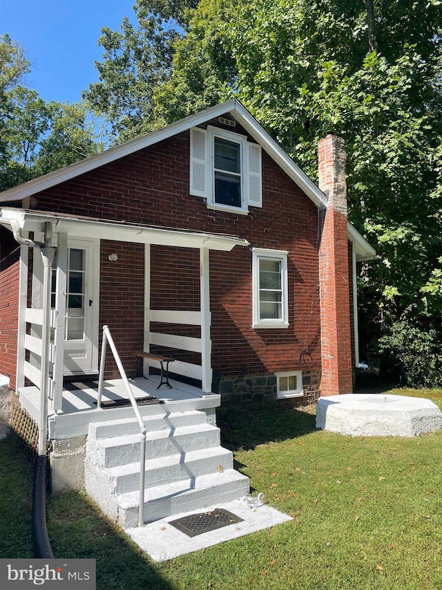 view of front of home featuring a front lawn