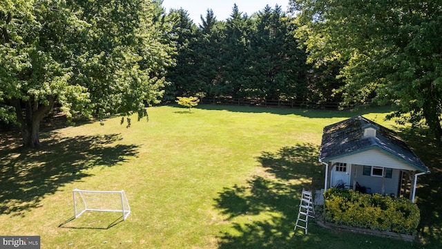 view of yard with an outbuilding