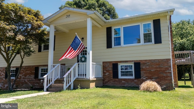 view of front facade featuring a front yard