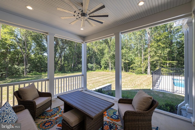 sunroom with ceiling fan