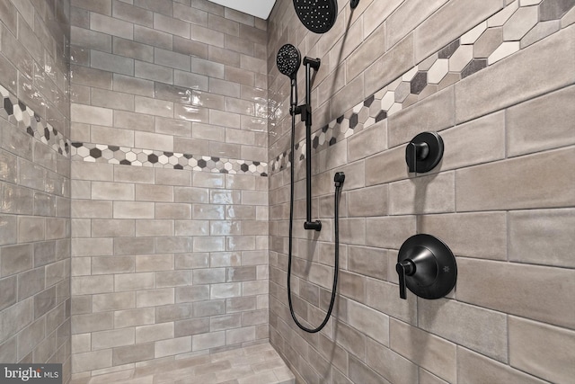 bathroom featuring a tile shower