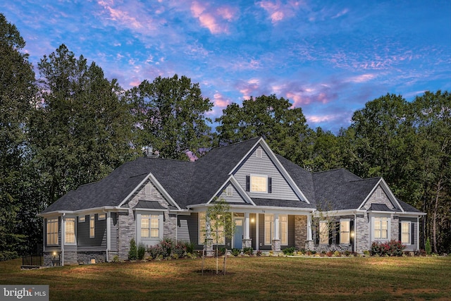 view of front of home featuring a lawn