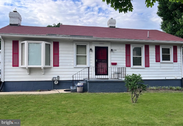 single story home featuring a front yard