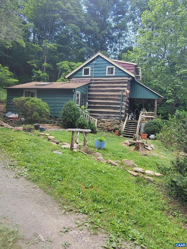 view of front facade featuring a front lawn