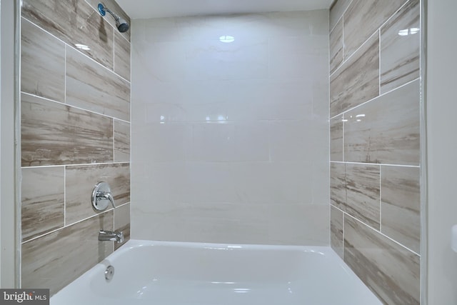 bathroom featuring tiled shower / bath combo