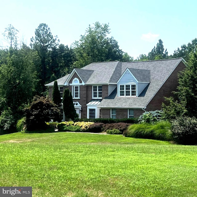 view of front of house featuring a front lawn