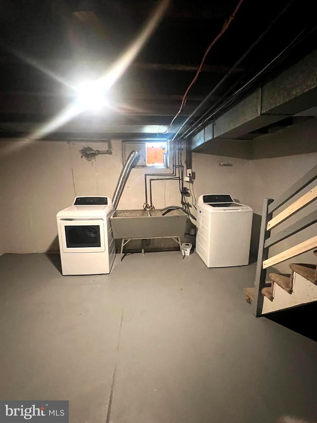 basement featuring washer and clothes dryer