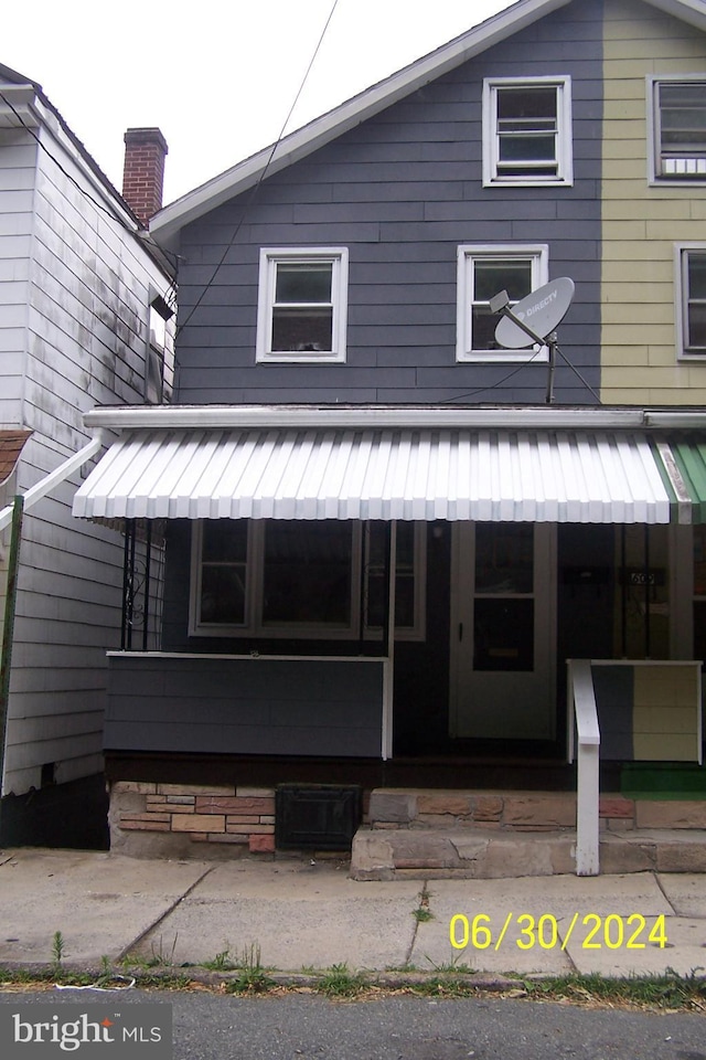 view of front facade with covered porch