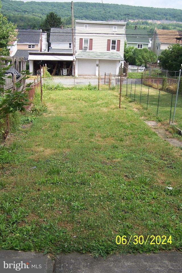 view of yard with a rural view