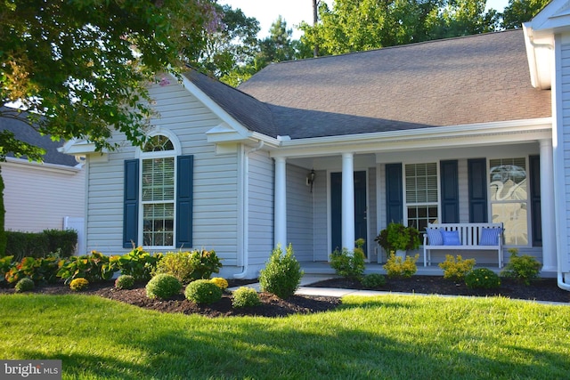 view of front of property featuring a front lawn and a porch