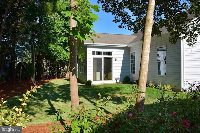 back of house featuring a yard