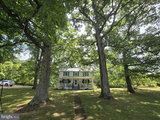 view of front of property featuring covered porch and a front yard