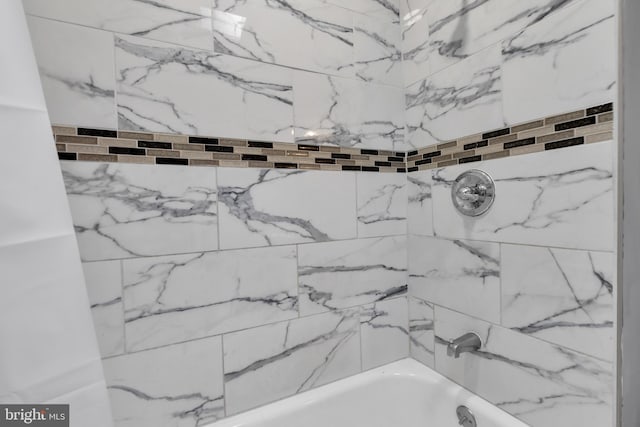 bathroom featuring tiled shower / bath combo