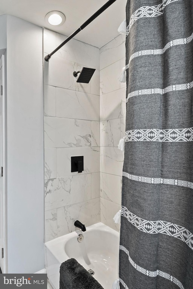 bathroom featuring tiled shower / bath