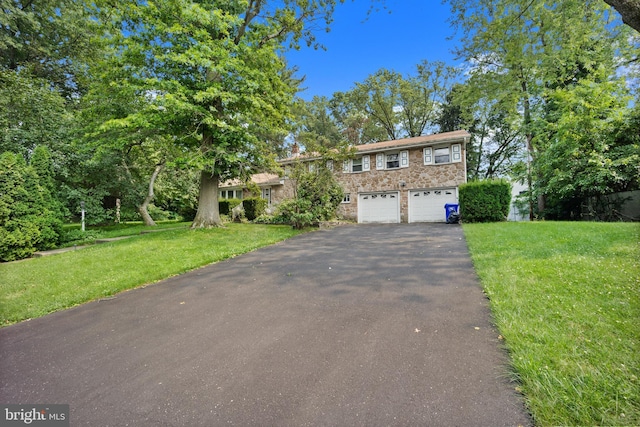 view of front of home featuring a front yard and a garage