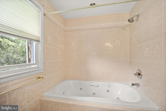 bathroom featuring tiled shower / bath