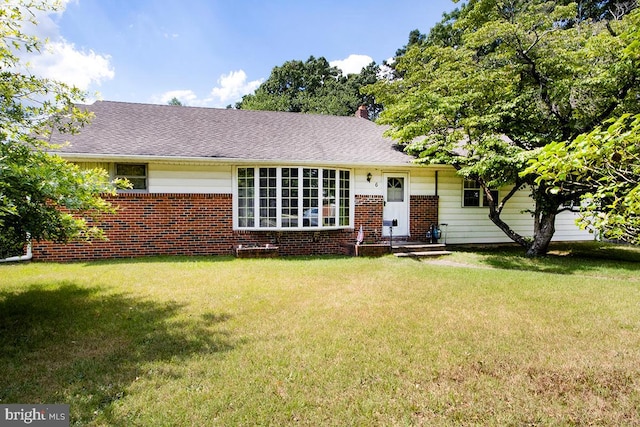 view of front facade with a front lawn