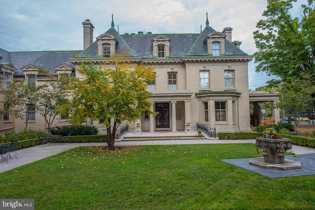 view of front of house featuring a front yard