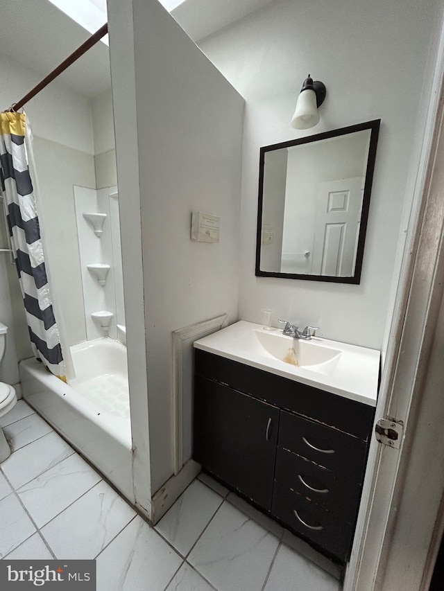 full bathroom with shower / bath combination with curtain, vanity, and toilet