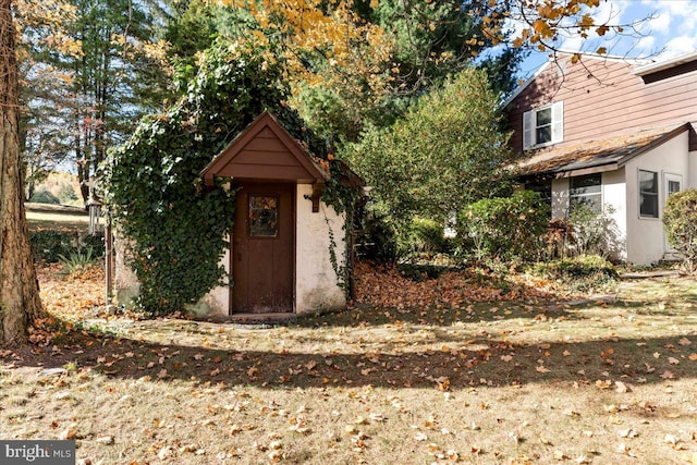 exterior space featuring a shed