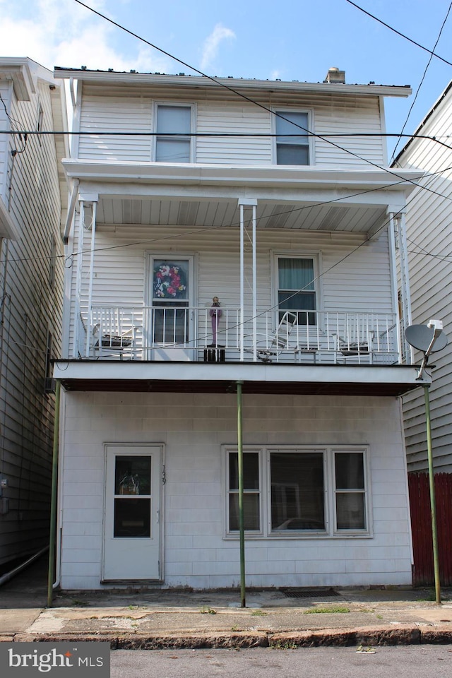 view of front facade with a balcony