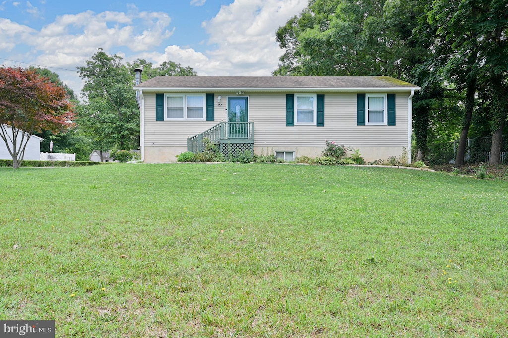 view of front of house featuring a front yard