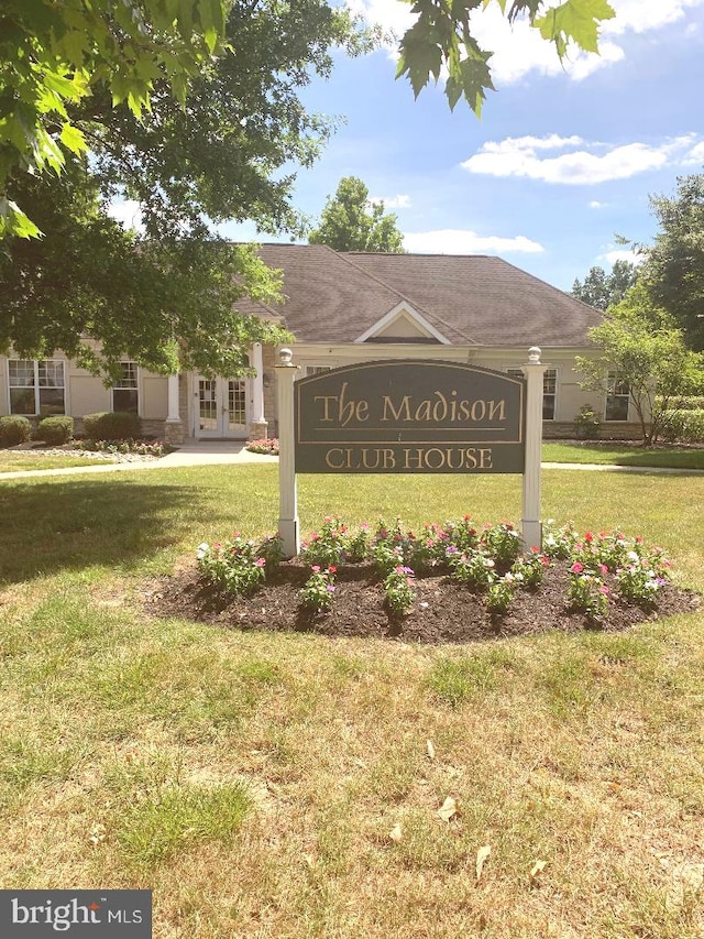 community sign with a yard