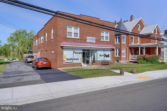 view of front of house with a front lawn