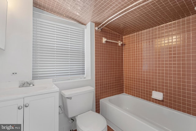 full bathroom with plenty of natural light, toilet, tiled shower / bath combo, and vanity