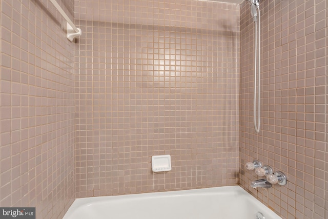 bathroom featuring tiled shower / bath combo