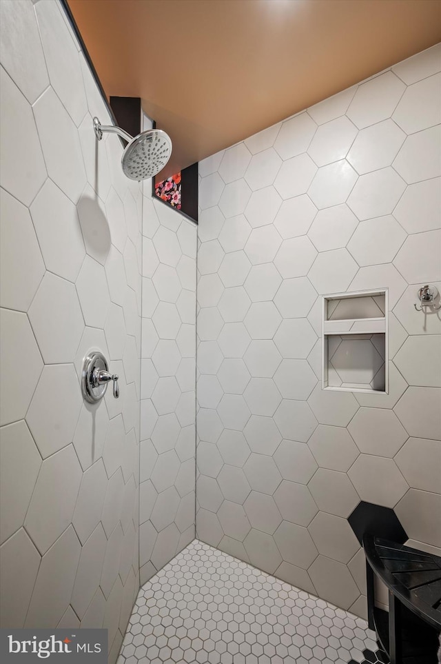 bathroom featuring tiled shower