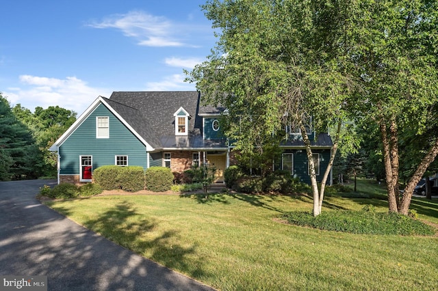 view of front facade featuring a porch and a front lawn