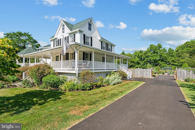 view of front facade featuring a front yard and a porch